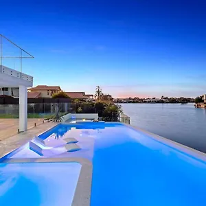 Holiday home Luxury Waterfront, Hot Spa, Style Pool & Firepit, Pelican Waters